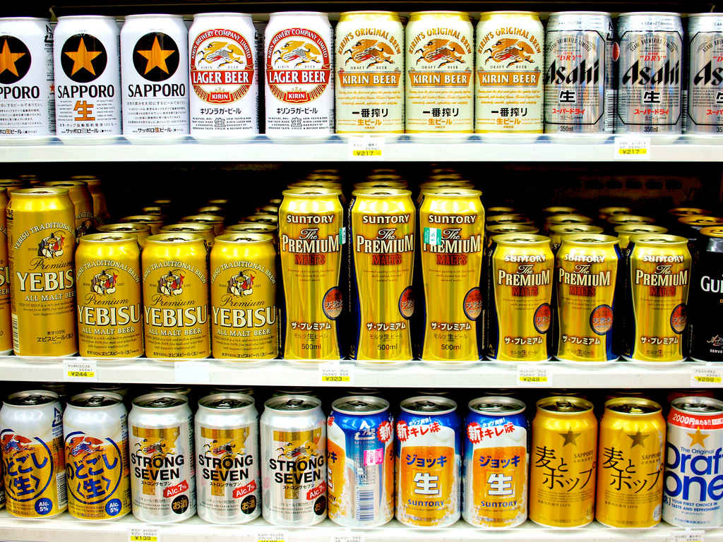 Bier verliert in Japan immer mehr Marktanteile an die weniger stark besteuerten Happoshu (発泡酒) in der untersten Reihe.