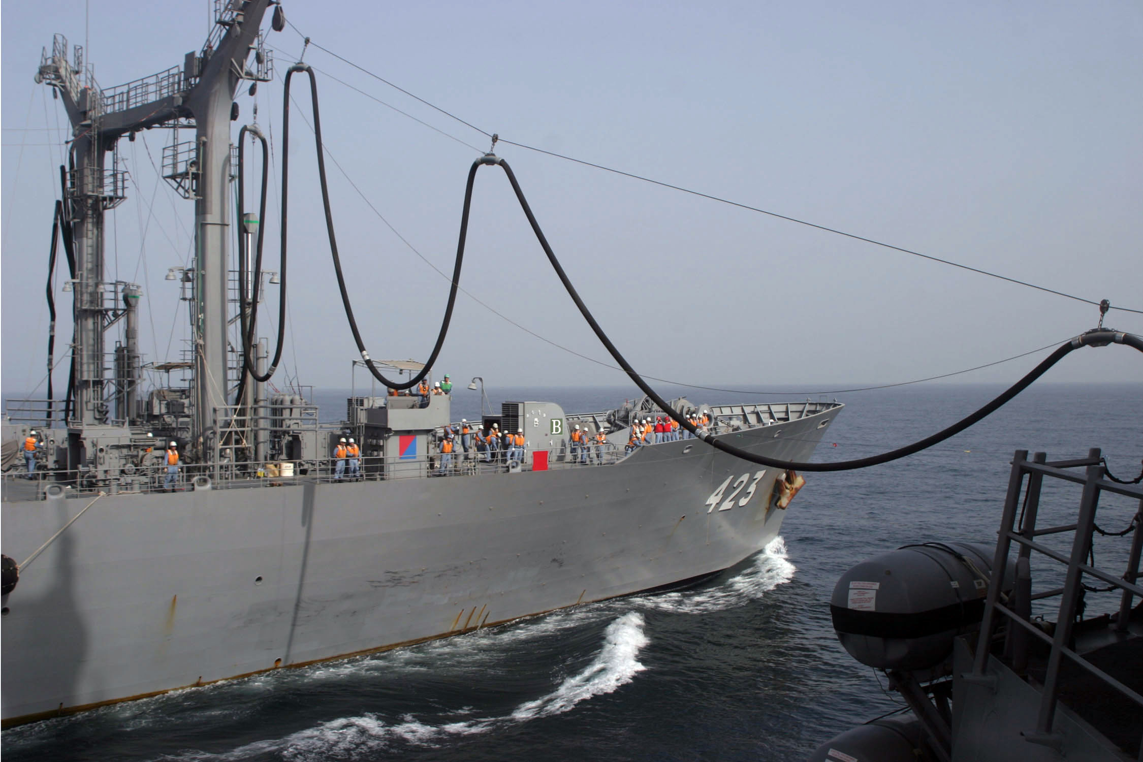 Der Versorgungstanker Tokiwa der japanischen Marine betankt die USS Decatur im Indischen Ozean.