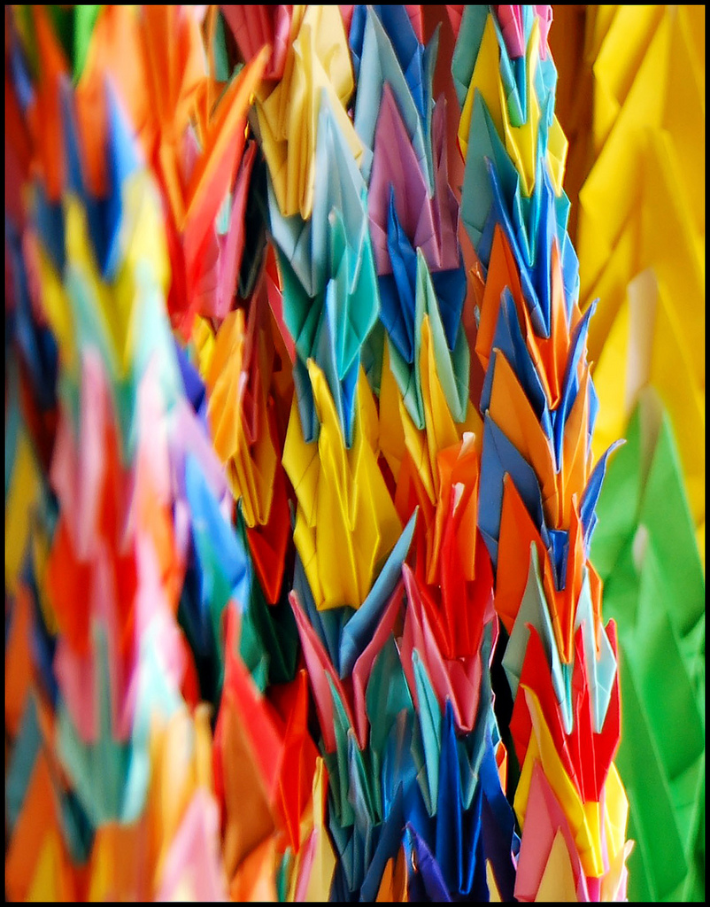 Im Gedenken an die Atombombenopfer werden in Hiroshima jedes Jahr viele tausend Origami-Kraniche niedergelegt.