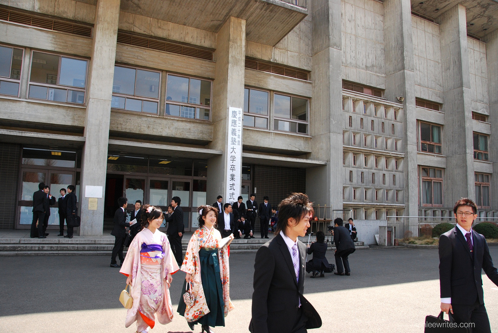 Abgänger verlassen die Keio-Universität im März 2009