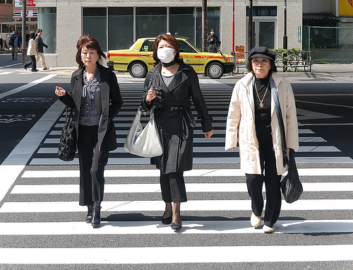 Shopping mit der Maske: In Japan ein gängiges Bild.