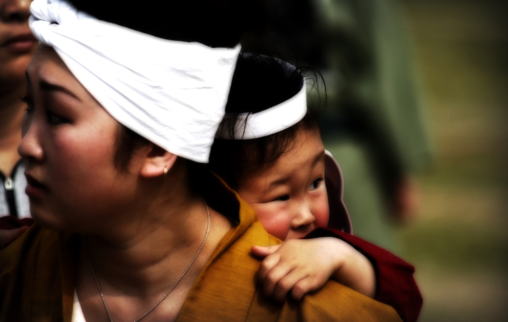 Immer noch die Regel: Mutter mit Kind an einem Festival in Hamamatsu
