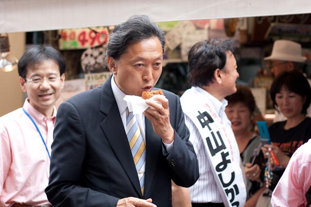 Eine letzte Kräftigung vor dem Triumph: Yukio Hatoyama bei einer Wahlveranstaltung in Tokyo.