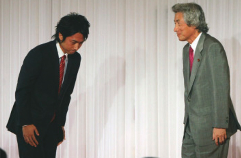 Der nächste Bitte: Junichiro Koizumi (rechts) mit seinem Sohn Shinjiro