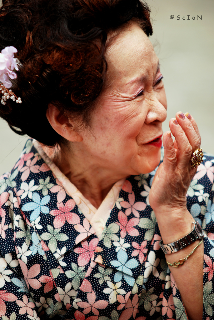 Ältere Dame am Kanamara Matsuri in Kawasaki.