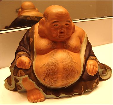 Auch diese Figur von Hotei, einem der 7 Glücksgötter und Symbol der Zufriedenheit, scheint unzufrieden zu sein.