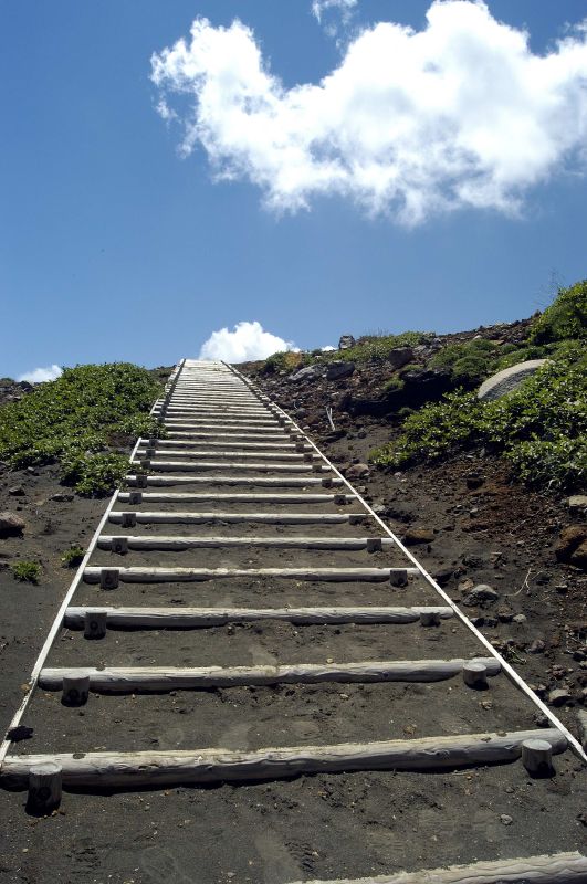 Treppe auf den Vulkan Aso auf der Südinsel Kyushu.