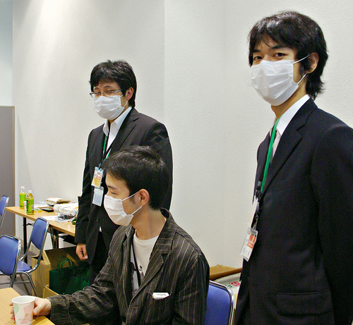 Rundum sicher: Mit Maske und beschichtetem Anzug gegen die Schweinegrippe.