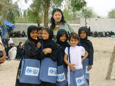 Schon bald ein häufigeres Bild? Japanische Entwicklungshelferin mit Schulkindern in Dschalalabad.