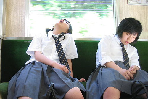 Kein ungewöhnliches Bild: Der Zug ist ein beliebter Ort für ein Nickerchen in Japan.