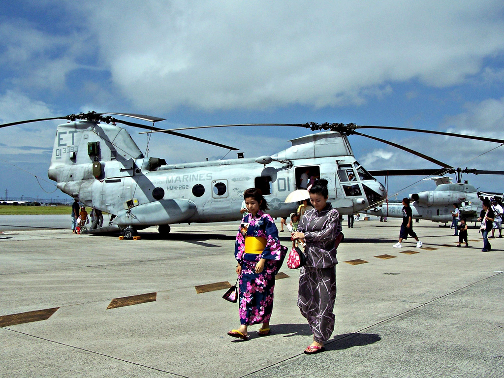 Helikopter auf dem Militärstützpunkt Futenma in Okinawa.