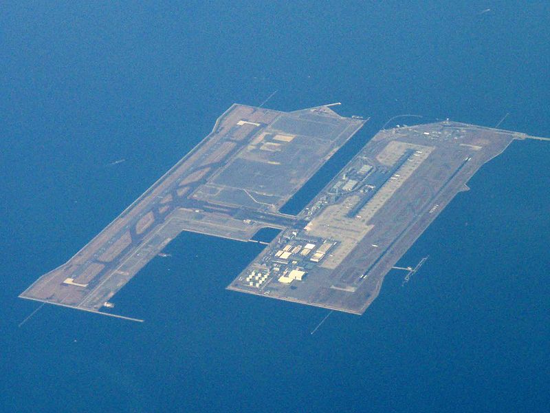 Ein Flughafen im Meer: Die zweite Landebahn des Flughafens Kansai wurde 2007 fertiggestellt.