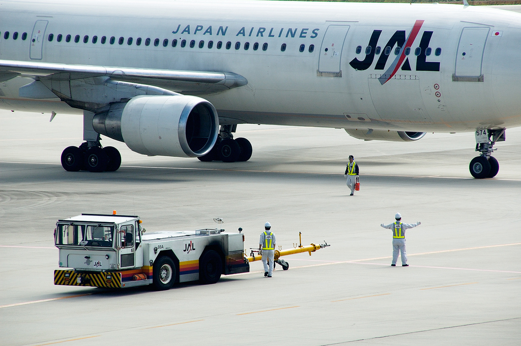 Eine Maschine der Japan Airlines am Internationalen Flughafen von Hiroshima. (flickr/Giyu