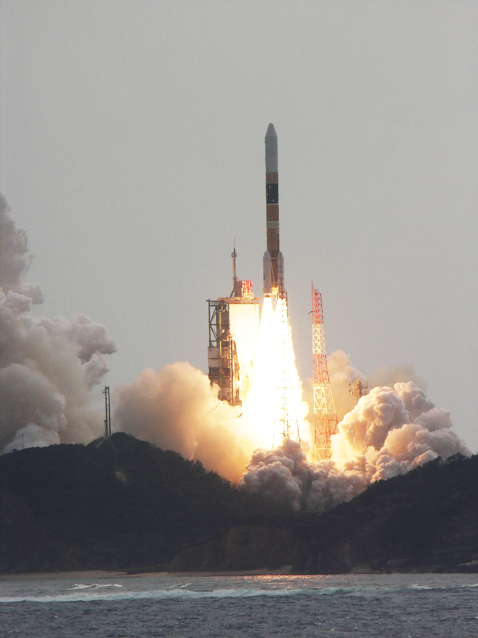 Eine H-2A-Rakete beim Start eines Radarsatelliten im Jahr 2007.