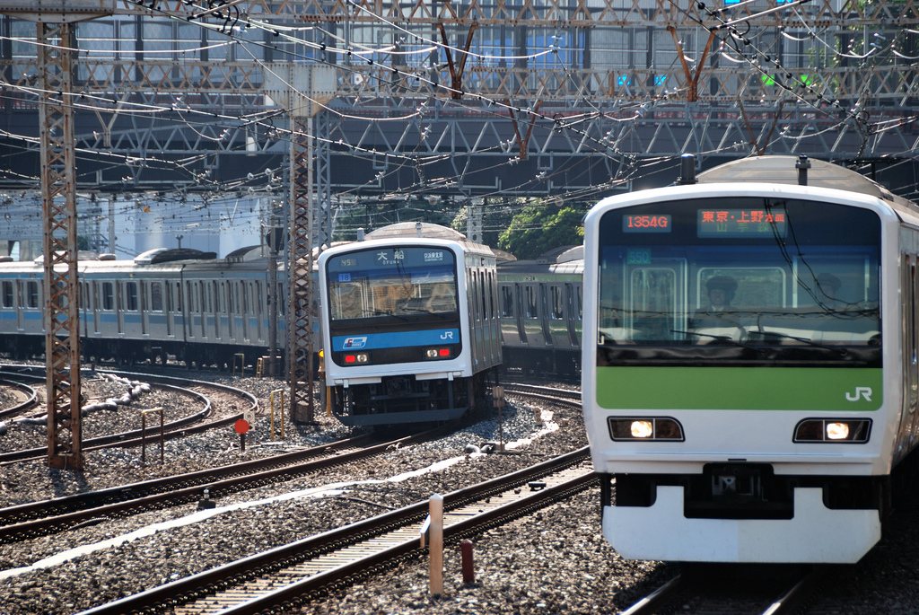 Ein Zug der Yamanote-Line und der Keihin-Tohoku-Linie beim Bahnhof Tamachi.
