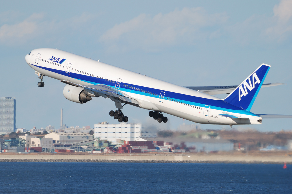 Eine Maschine der All Nippon Airways hebt vom Flughafen Haneda ab.