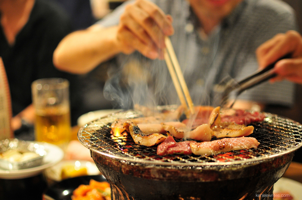 Barbecue auf Japanisch: In einem Yakiniku-Restaurant.