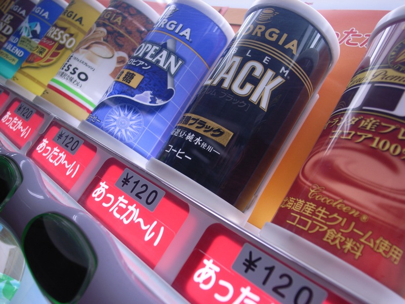 Automat mit Dosenkaffee in Japan
