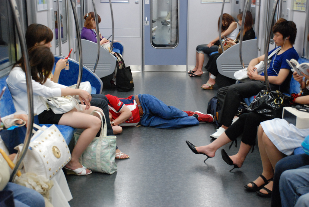 Schlafen ist in Japans Zügen akzeptiert, sich betrunken auf den Boden zu legen gehört jedoch nicht zum guten Ton.