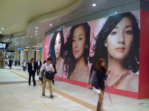 Freizeit für die Schönheit: Eine Shiseido-Werbung im Tokioter Stadtviertel Shiodome.