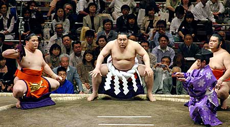 Asashoryu beim Betreten des Sumo-Rings.