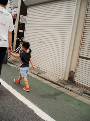 Vater und Kind in Tokio.