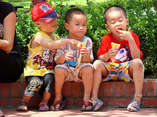 Zu dritt macht es mehr Spass: Kinder in Ho Chi Minh-Stadt.