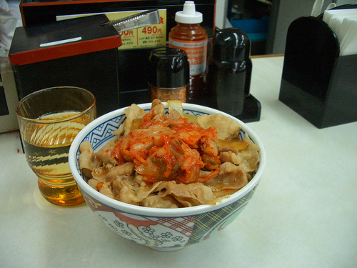 Fastfood auf Japanisch: Eine Gyudon-Mahlzeit bei Yoshinoya.