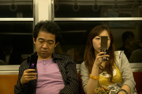 Auf Japans Handys werden zunehmend Videos geschaut. Zum Beispiel beim Pendeln.