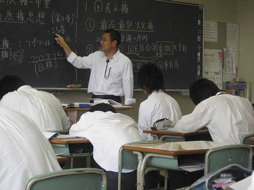 Die Wandtafel im Fokus: Eine Schulklasse in Japan.