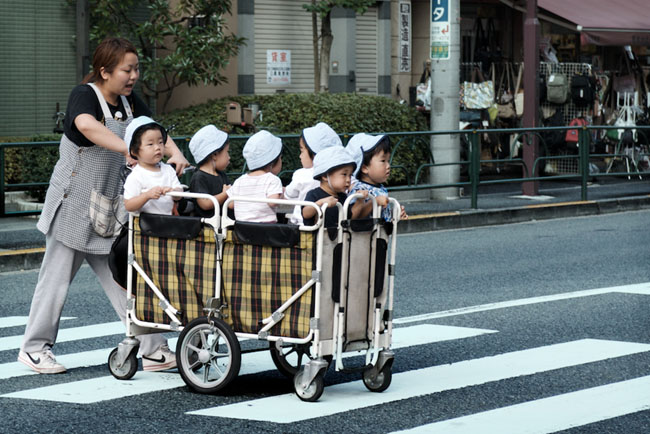 Wohin die Reise wohl führt? In Tokio gibt es immer noch zu wenig Kinderkrippen.