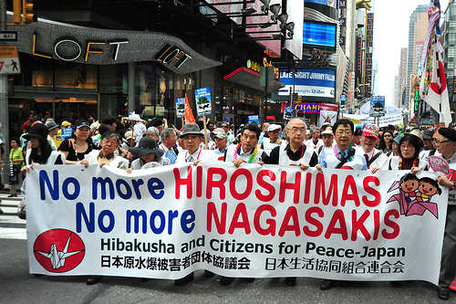 Für eine Welt ohne Atombomben: Ein Friedensmarsch der Hibakusha am New Yorker Times Square.