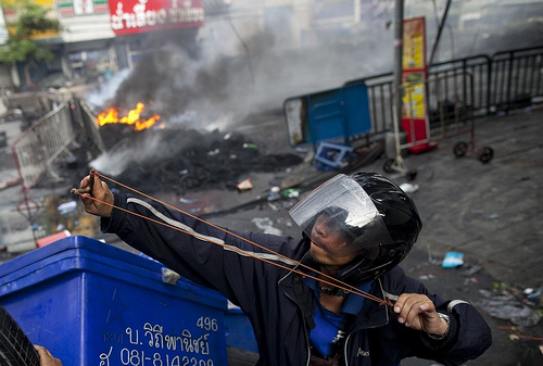 Zusammenstösse in Bangkok: Ein Demonstrant schiesst zurück.