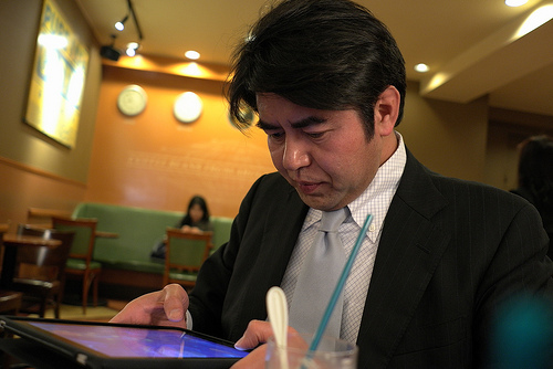 Innovation aus Übersee: Ein japanischer Geschäftsmann mit dem iPad.