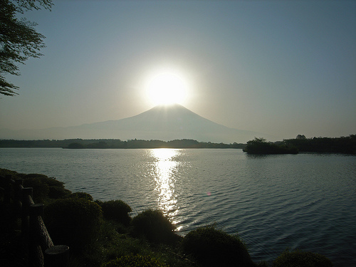 Warten auf einen neuen Tag: Sonnenaufgang über dem Fuji.