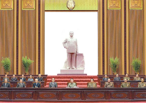 Kim Jong-il an der Versammlung des nordkoreanischen Parlaments, welches die Neubesetzung wichtiger Ämter durchwinkte.