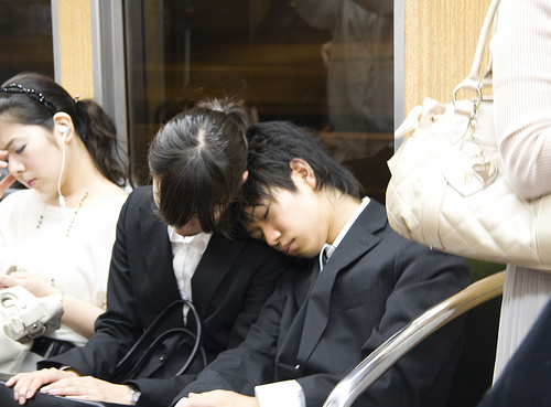 Nur nicht zuhause schlafen: Zwei Japaner in einem Zug in Tokio.