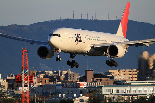 Japan Airlines muss dringend Flughöhe gewinnen: JAL-Maschine beim Flughafen Itami, Osaka