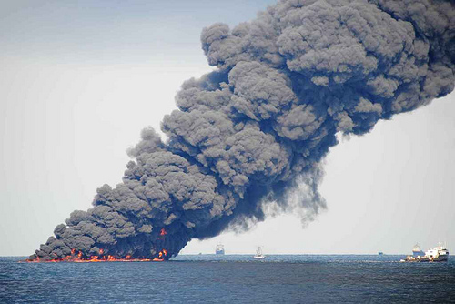 Eine Katastrophe ohne Ende: Ein kleiner Teil des ausgetretenen Öls wird verbrannt.