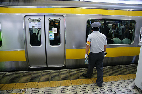 Im Visier der Passagiere: Ein Bahnangestellter in Japan.