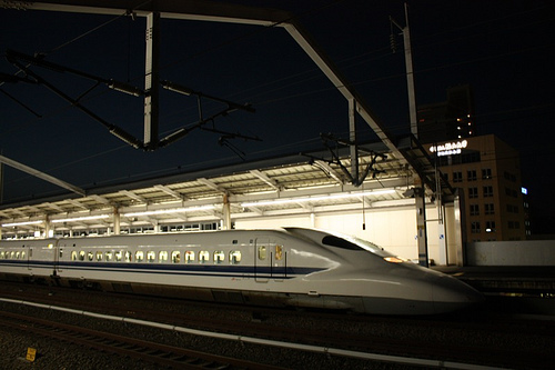 Für einmal unpünktlich: Ein Shinkansen zur späten Nachtstunde.
