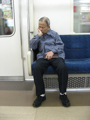 Alt und müde: Ein Pensionär fährt nach Hause.