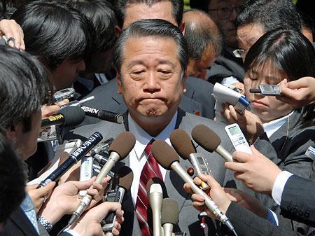 Mit einem klaren Ziel vor Augen: Ichiro Ozawa vor den Medien.