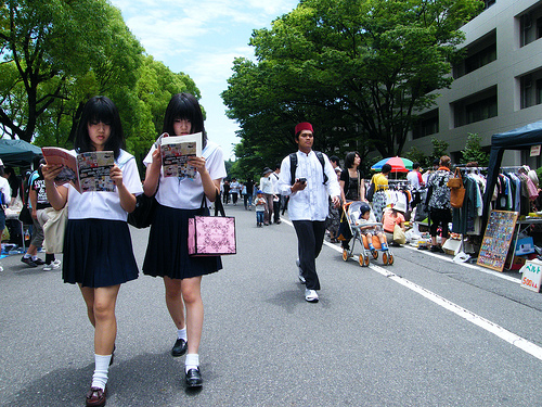 Das Bildungsniveau der japanischen Uni-Anfänger sinkt: Oberschülerinnen am Nagoya University Festival.