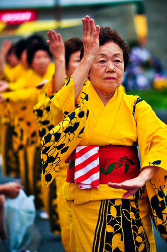 Erfreuen sich der höchsten statistischen Lebenserwartung der Welt: Frauen beim traditionellen Tanz am Kasukabe Festival in Saitma.