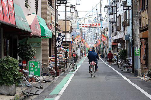 Strassenszene im Tokioter Stadbezirk Adachi.