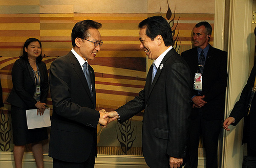 Ein Handschlag zwischen Freunden: Südkoreas Präsident Lee Myung-bak (links) und Japans Premier Naoto Kan.