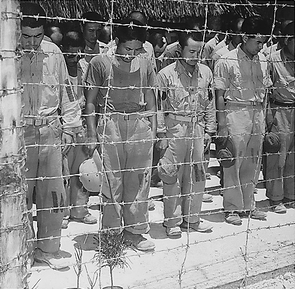 Vor 65 Jahren: Japanische Kriegsgefangene auf Guam verbeugen sich nach der Kapitulationserklärung durch den Kaiser.