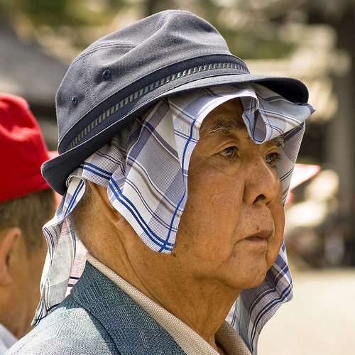 Kaum auszuhalten: Ein älterer Japaner schützt sich vor der Hitze.