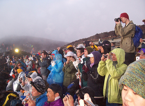 Selbst auf dem Fuji ist man nicht allein: Bergsteiger bewundern den Sonnenaufgang von der Spitze des Vulkans.